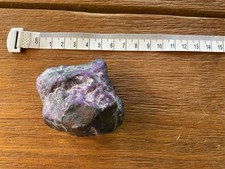 160 g Sugilith Rohstein aus Südafrika – kräftige Farben – Sammlerqualität