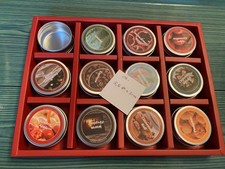 12 kleine Metalldosen DMR