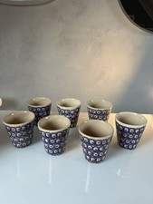 7 handgefertigte Bunzlauer Becher, in der Farbe Blau-Sand, h 9cm, d 8cm, f. Wein