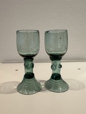 Zwei alte Weingläser Römer