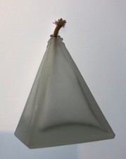 Kleine Pyramiden-Öllampe aus