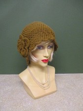 KHAKI HANDGEHÄKELTE MÜTZE IM