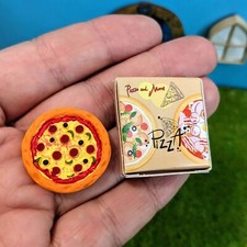 Mini Pizza in 1/12 als Zubehör für Wichtel inkl. Pizzakarton für Puppenhaus uvm.