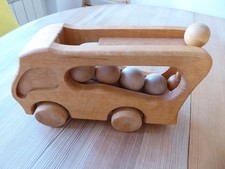 Holzfahrzeug mit 8 Holzkugeln