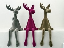 Rentier sitzend -  beflockt - Kantenhocker 30 cm