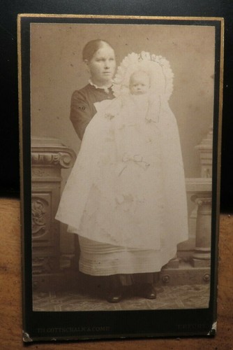 Junge frau mit baby - junge,
