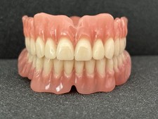 Prothese Zahnprothese Gebiß 28 Zähne  helle Zahnfarbe Oberkiefer Unterkiefer