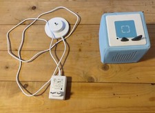 Tonibox in hellblau und Ladestation von der Tonies GmbH