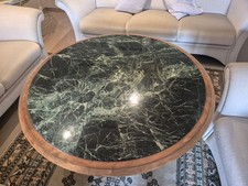 Wohnzimmertisch mit Holzbeinen