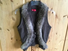 edc Strickweste Größe M Farbe Braun mit Felleinsatz Gebraucht