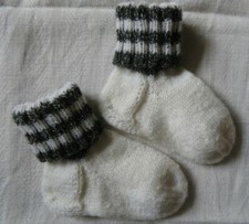 Stricksocken Babysocken Gr.: 19 -  20  Weiß/Schwarz  mit Streifen Taufe Wolle
