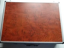 Brauner Koffer mit Vogelaugen