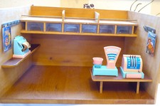 KAUFMANNSLADEN BESTÜCKT-WAAGE-LADENKASSE-PAPIERROLLER-EINKAUFSWAGEN-2 PUPPEN usw