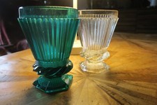 zwei alte Fussbecher Weinpokal aus Pressglas