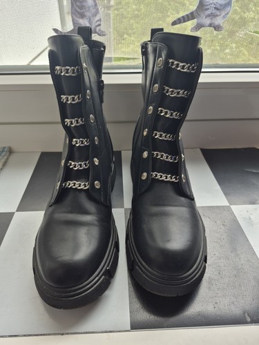 Schwarze stiefel mit kleinen - stiefel,
