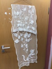 Gardine geklöppelt Handarbeit für eine Tür mit Glas 