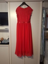 Rotes langes Abendkleid aus