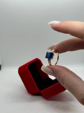 schöner Ring mit einem blauen Zirkonstein. Gestempelt mit 585rg Stempel. rolled