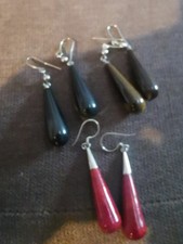 Drei farbige HÄNGEOHRRINGE mit verschiedenen Steinen, passend zu jedem Outfit