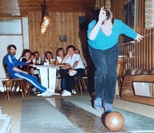 Frau wirft Kugel beim Bowling