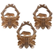 3 Stück handgearbeite geschnitzte Trophäenschilder Wildschwein Hauer hell getönt