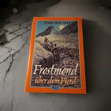 Frostmond über dem Fjord