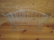 Metallkorb mit Holzgriffen