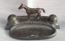 Schreibtischgarnitur    gesatteltes Pferd    ca  1920 mit beiden Tintenbehältern