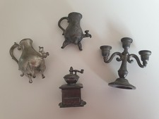 4 Miniatur Zinn Gefäße Kerzenleuchter Kaffeemühle Puppenstube Setzkasten