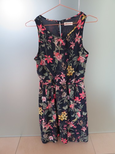 Dunkelblaues kleid mit - dunkelblaues,