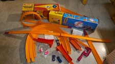 Hot Wheels / Heiße Räder Doppelbahn Steilkurve & Salto Mortale Rennbahn