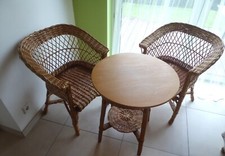 Zwei Korbsessel mit Tisch