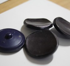 4 ganz dunkel blaue Knöpfe -