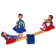 70er Jahre Puppenhaus Puppen, Kinder mit Wippe Holzwippe Spielplatz Puppenstube
