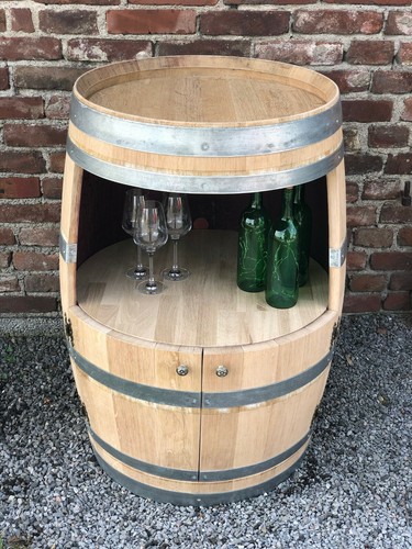 Weinfassbar mit großer