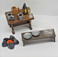 Tisch mit Geschirr + Fußbank