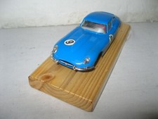 Carrera Universal 132  JAGUAR BLAU NEUES FAHRWERK VITRINE