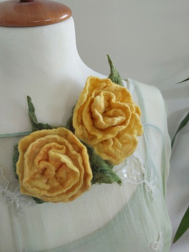 Brosche rose filzblüte - rose,
