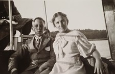 Elegante Frau Mutter sitzt mit