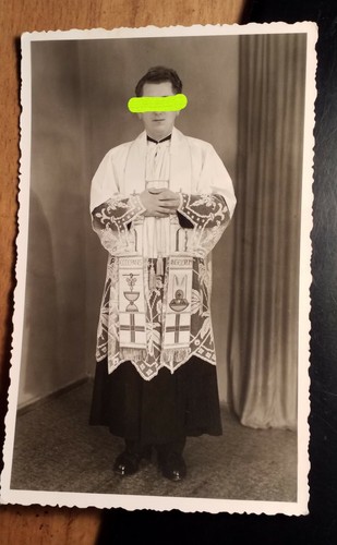 Junger mann bei der priester - junger,