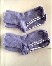 Socken mit Noppen lila Größe