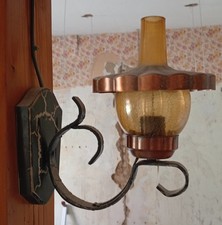 Zwei antike Wandlampe, Schmiedeeisen m. Kupferteller, Rauchglas + Kerzen Effekt 