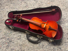 Violine in Koffer mit Bogen