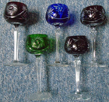 Römer-Gläser, farbig, Höhe 19,5 cm.