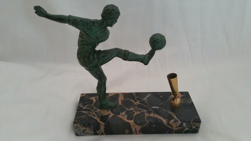 Antike fußballskulptur auf - antike,
