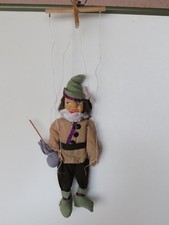 Marionette aus Holz geschnitzt