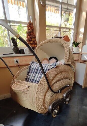 Schöner alter kinderwagen - alter,
