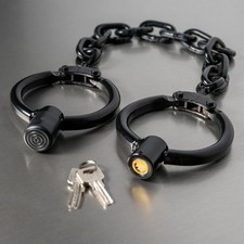 Sehr schwere Fußeisen mit großer Kette in schwarz