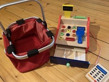 Kasse für Kaufmannsladen aus Holz mit Geldschublade und klappbarem Einkaufskorb