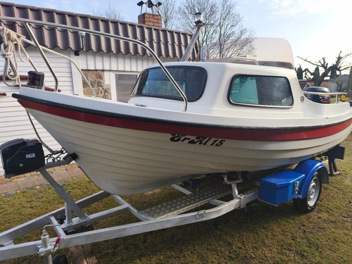 Kajütboot mit außenborder - mit,